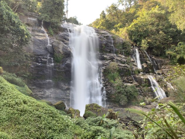 <em>De Wachirathan Falls zijn behoorlijk indrukwekkend<\/em>