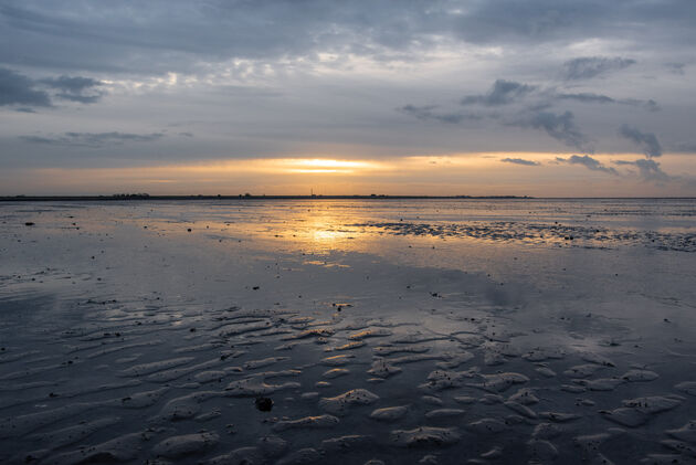 Wadlopen in de winter, net voor de zon ondergaat, is magisch mooi