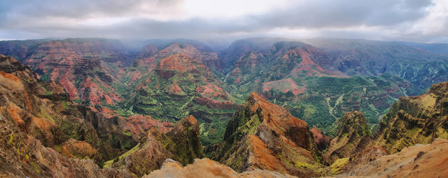 Waimea Canyon, een van de must sees op Hawaii op eiland Kauai \u00a9\nestivillml - Adobe Stock