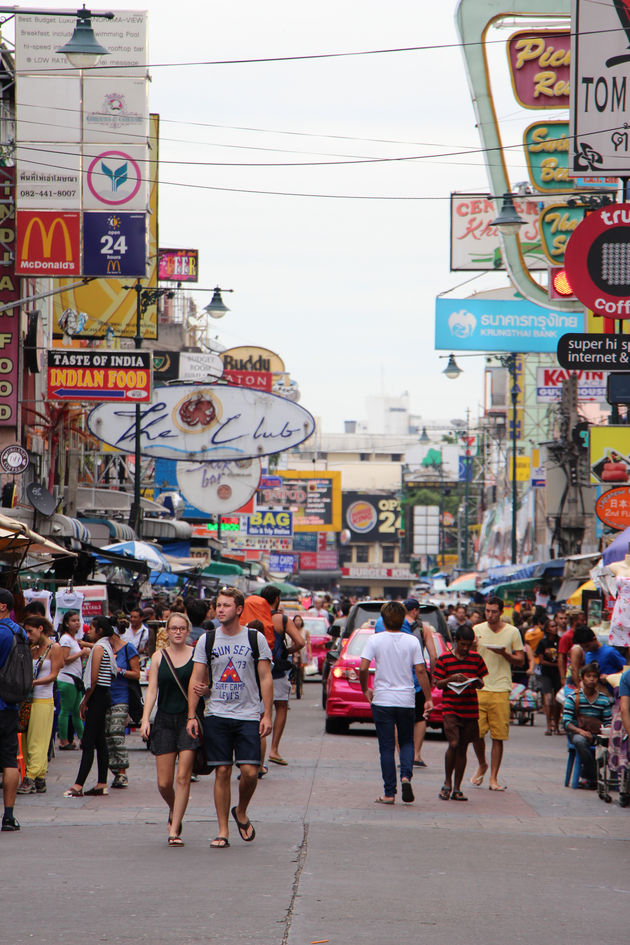 Wandelen over de Khao San Road