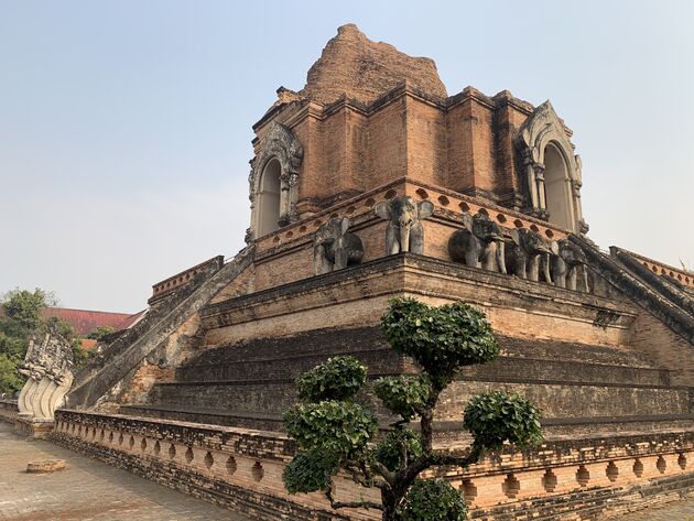 <em>De Wat Chedi Luang is een bezoek waard als je in Chiang Mai bent.<\/em>