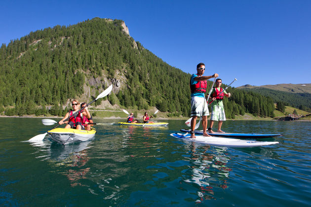 Suppen en kano\u00ebn op Livigno Lake