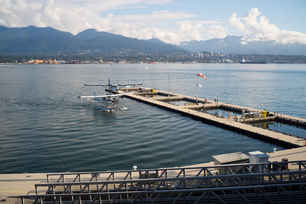 Aanlegplaats voor watervliegtuigjes langs Canada Place Pier