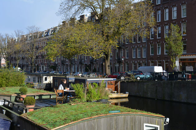 De zon schijnt in de Amsterdamse grachten