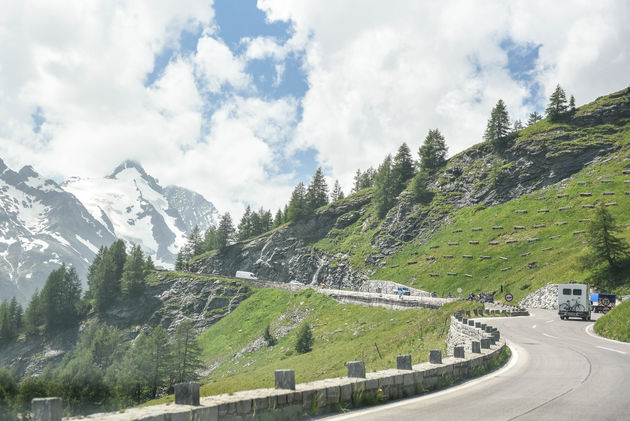 Aan de linkerkant kun je de top van de Grossglockner al tussen de wolken zien liggen