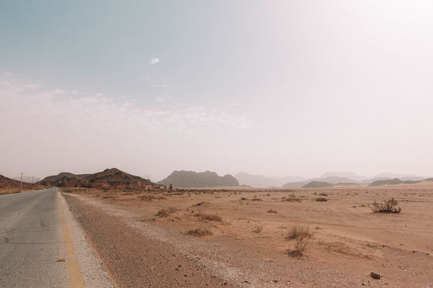 Het begin van de Wadi Rum woestijn