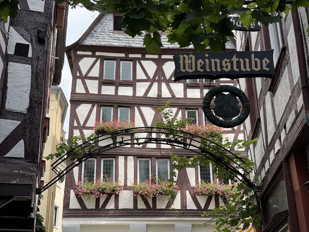 <em>Volop Weinstubes in Bernkastel-Kues.<\/em>