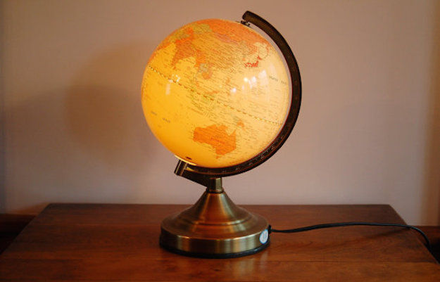 Een wereldbol met verlichting (via Etsy)