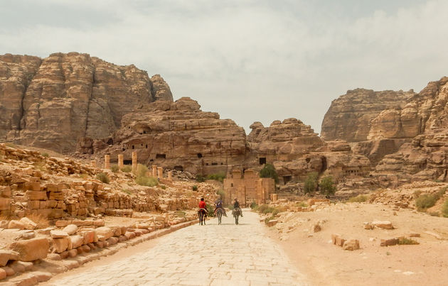 Op weg naar de historische stad Petra in Jordani\u00eb