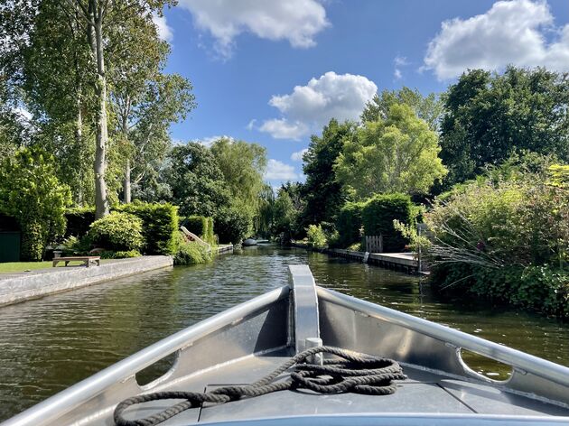 <em>Huur een fluistersloep en vaar op je gemakje door het plassengebied.<\/em>