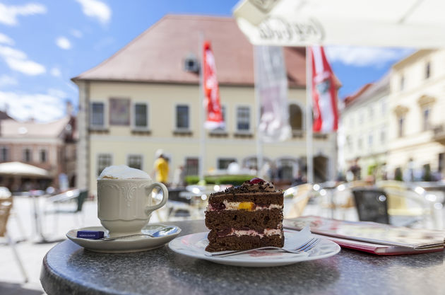 wiener-melange-sachertorte.jpeg