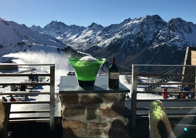 Giga flessen wijn: heel normaal bij de lunch in Ischgl