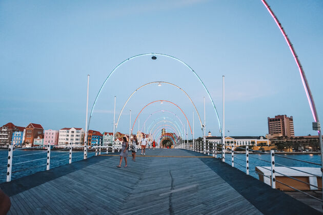 Het beroemdste plaatje van Curacao: de Koningin Emmabrug in Willemstad