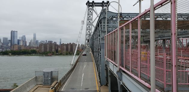 De brug die net als de Brooklyn Bridge Brooklyn verbindt met Manhattan