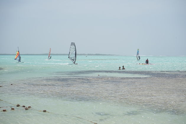 Bij Lac Bay kan het soms behoorlijk druk zijn met windsurfers.