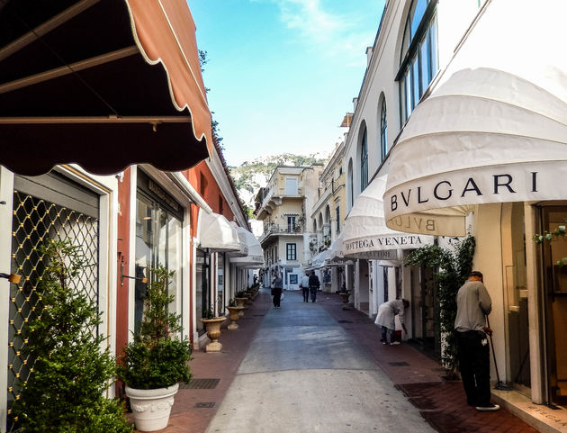 In Capri-Stad zie je goed dat dit een jetset eiland is: veel kostbare winkels