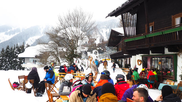 Dit hoort erbij tijdens de wintersport: de tijd nemen om te genieten van eten en drinken