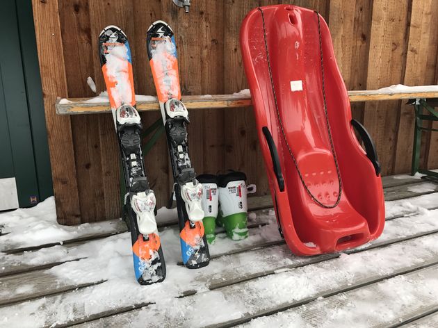 De kleine ski`s staan klaar voor de eerste meters in de sneeuw