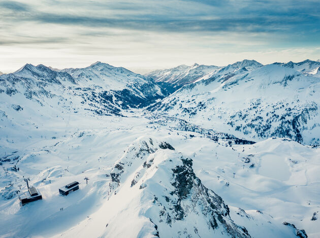 Het skigebied ligt in een kom: geniet de hele dag van dit waanzinnige uitzicht