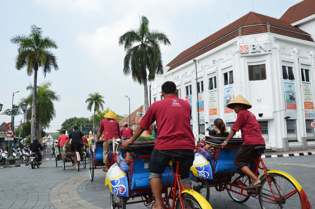 In een becak (een Indonesische fietstaxi) door Malioboro Street