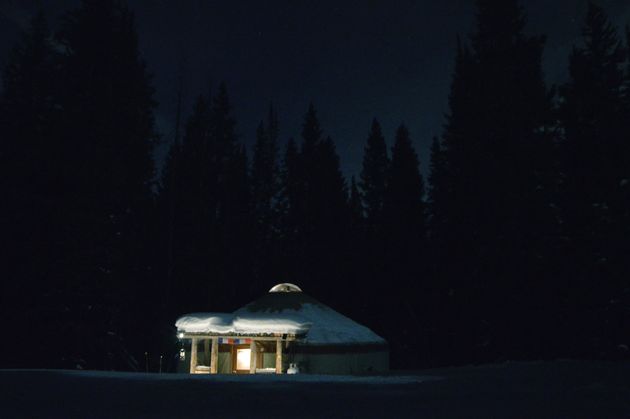 Dineren in een warme Yurt, terwijl het buiten op de piste stil en donker is.