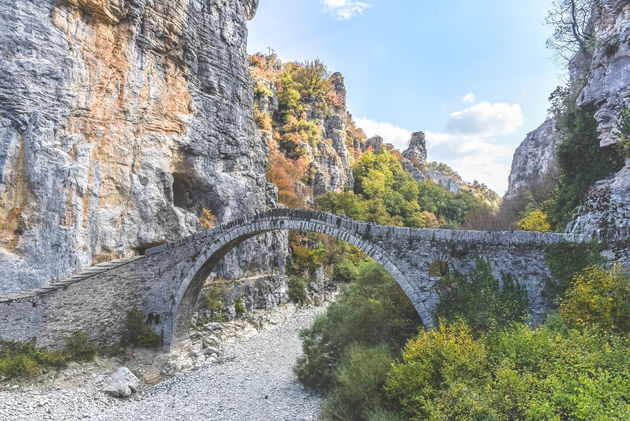 De regio Zagori staat bekend om tientallen van dit soort stenen bruggen