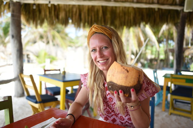 Bij Zamas kun je ook lekker ontbijten aan het strand \u00e9n drinken uit een verse kokosnoot!