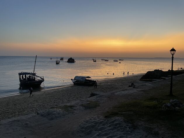 <em>De zonsondergangen op Zanzibar zijn niet voor niets beroemd. Wat een kleuren!<\/em>