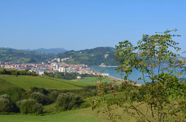 Uitzicht op Zarautz, een klein stadje in Baskenland