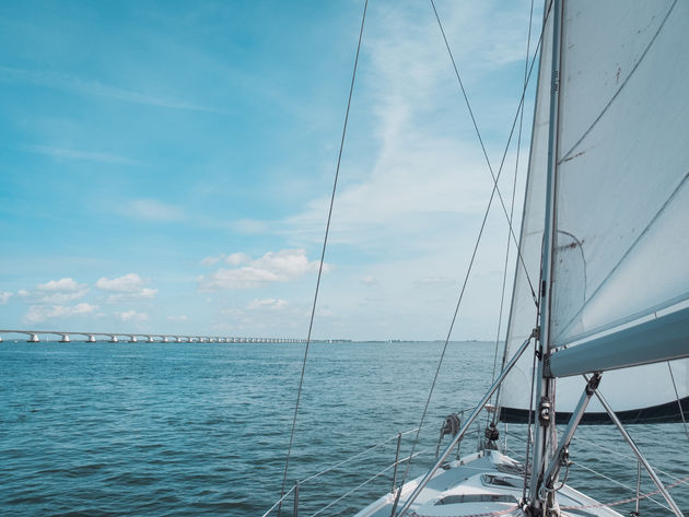 Vaar met een boot vanuit Zierikzee onder de Zeelandbrug door de Oosterschelde op