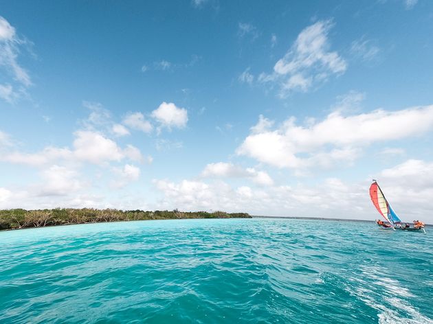 Vanaf de catamaran zie je goed de verschillende kleuren van de lagune