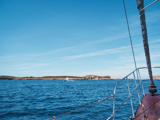 De beste manier om de westkust van Ibiza te ontdekken is per zeilboot