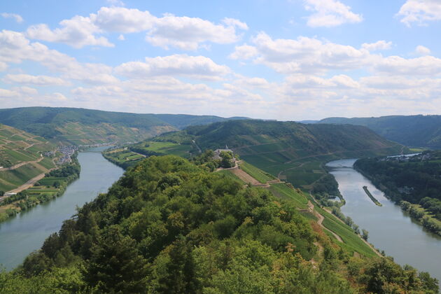 Vanaf de uitkijktoren Prinzenkopf kun je de rivierlus de Zeller Hamm bewonderen.