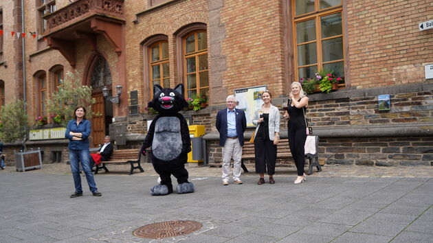 Ons welkoms comit\u00e9. De burgemeester met de Zeller Schwarze Katz en Wijnkoningin