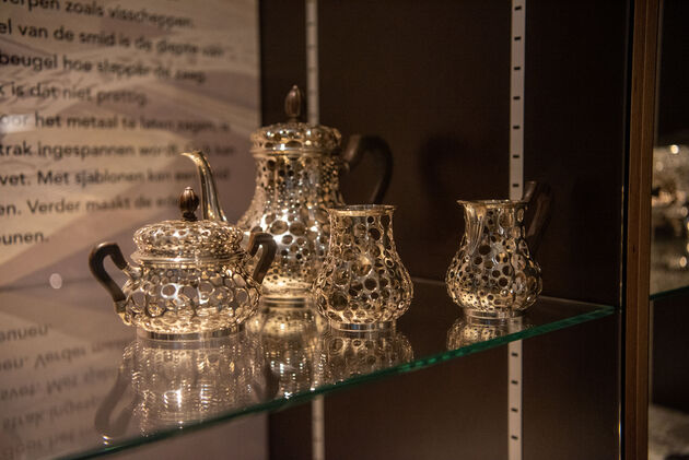 Decoratief theeservies gemaakt van Schoonhovens zilver