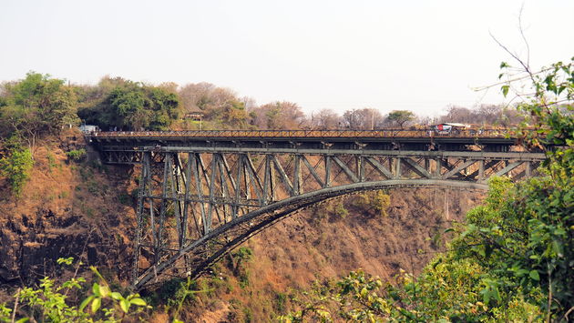 Vanuit Zimbabwe rijd je over de brug Zambia in