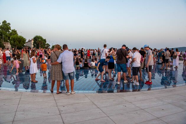 De zonnegroet in Zadar: niet meer te zien omdat het in de zomer veel te druk is