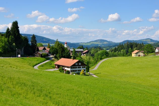 Groene weides in Krumbach in het Bregenzerwald