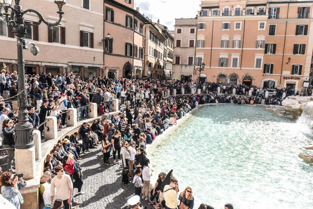 Gezellige drukte in de zomermaanden rondom de Trevi fontein.