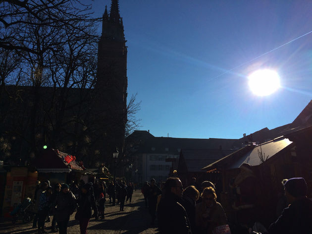 Rondom de Munster vind je ook een Kerstmarkt. Gezellig met het zonnetje erbij!