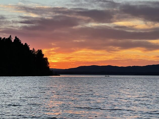 <em>Een zonsondergang om bij weg te dromen vanuit je huisje op het meer.<\/em>