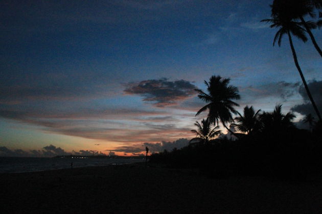 Prachtige zonsondergang op het strand van Tangalle