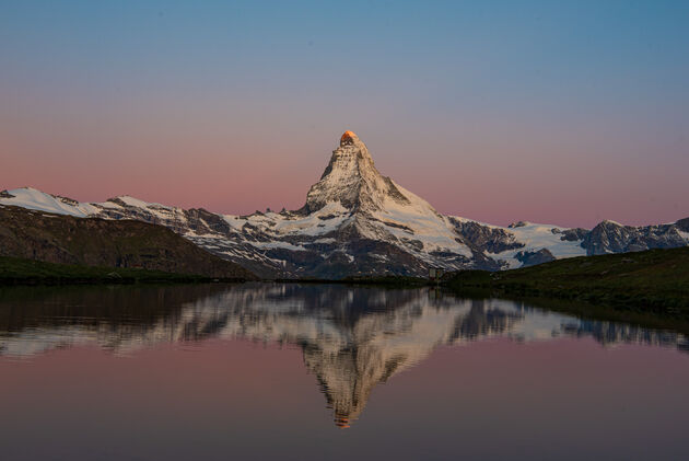 Eerst kleurt alleen het topje van de Matterhorn goudkleurig