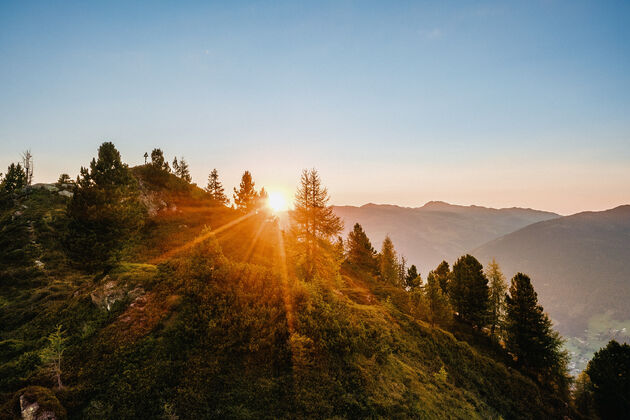 Geniet van magische zonsopkomsten in de zomer in de bergen