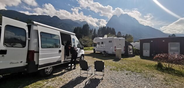Een bijzonder mooie kampeerplek vonden we aan de voet van de Zugspitze