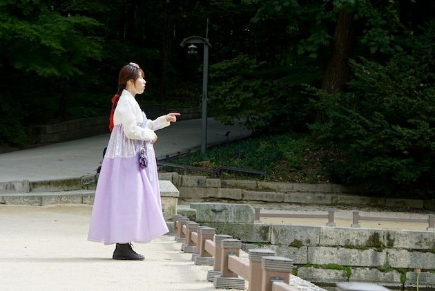 Meisje bij de vijver bij Gyeongbokgung