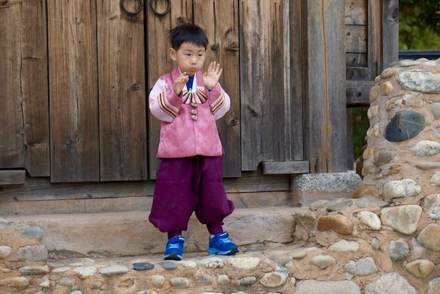 Ook kleine kinderen lopen vaak nog in traditionele kleding