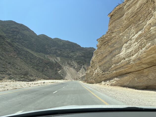 Onderweg in het zuiden van Oman kom je de mooiste rotsformaties tegen