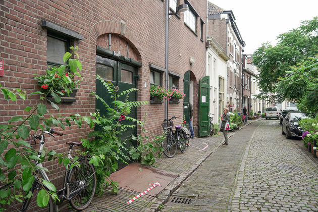 Het steegje de Kolenstraat is smal en groen en hier zit de tweedehandswinkel HAND verstopt