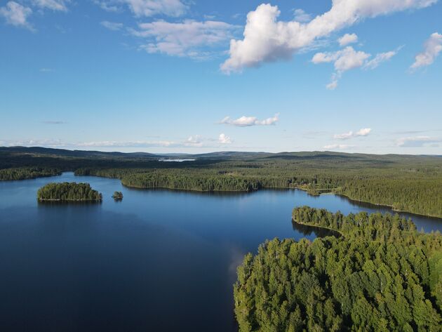 <em>Zweden zoals je het je voorstelt: vol meren en bossen.<\/em>
